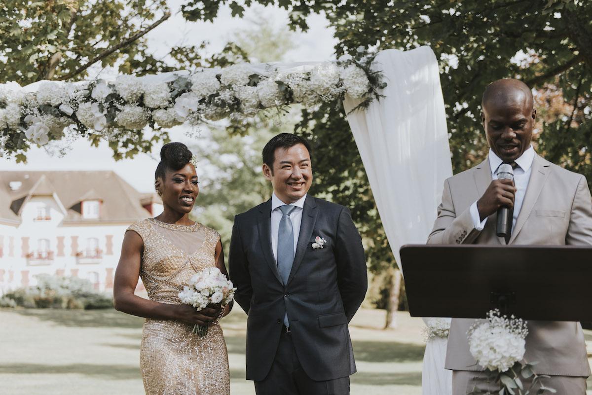 L'officiant surprise à la cérémonie laïque de mariage